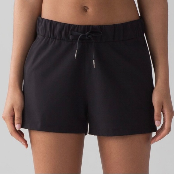 Lululemon On The Fly Short *Woven *2.5" Black (First Release) Size 6 - Picture 1 of 9